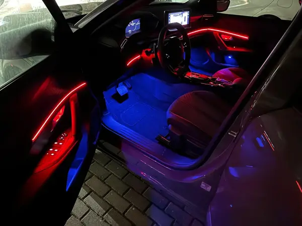 Peugeot 3008 — installazione Ambient Light a 64 colori, foto 8 di 9