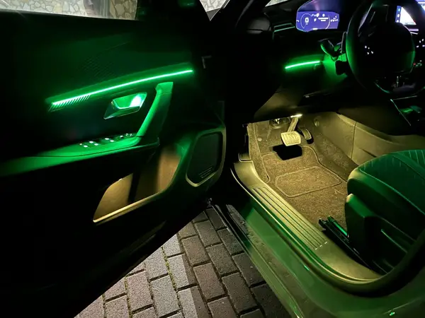 Peugeot 3008 — installazione Ambient Light a 64 colori, foto 9 di 9