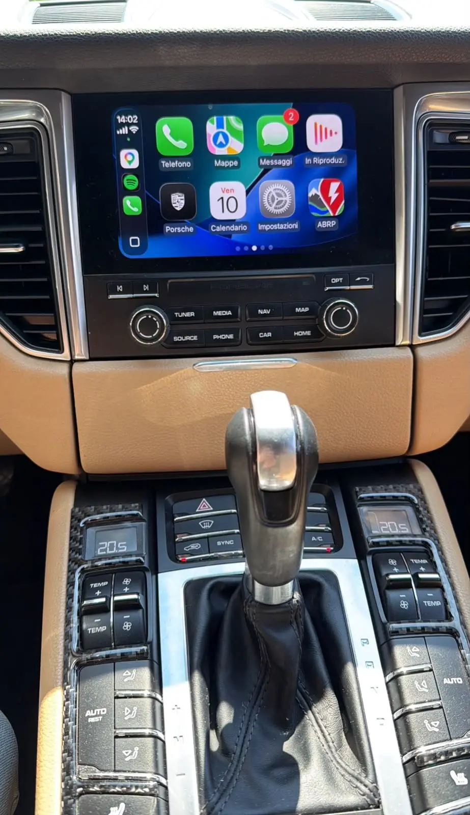 Sistema multimediale originale di una Porsche Macan S 2017 dopo l'attivazione di Android Auto e Apple CarPlay